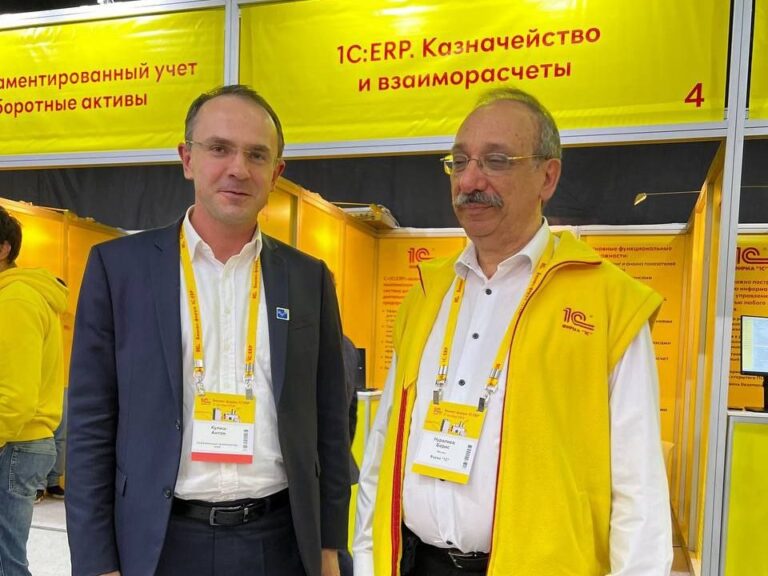 Антон Кулиш и Борис Нуралиев, основатель фирмы «1С», на Бизнес-форуме 1С:ERP 2024